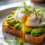 Avocado Toast mit pochiertem Ei