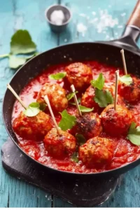 Saftige spanische Albóndigas in aromatischer Tomatensauce