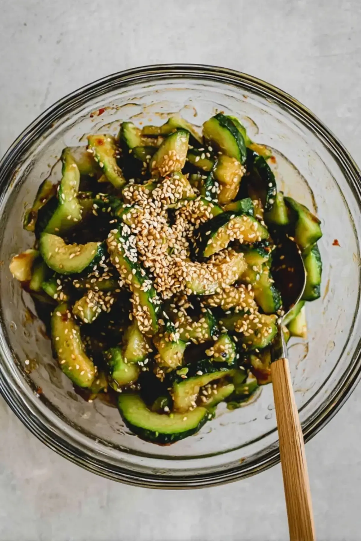 Asiatischer Gurkensalat mit Sesam