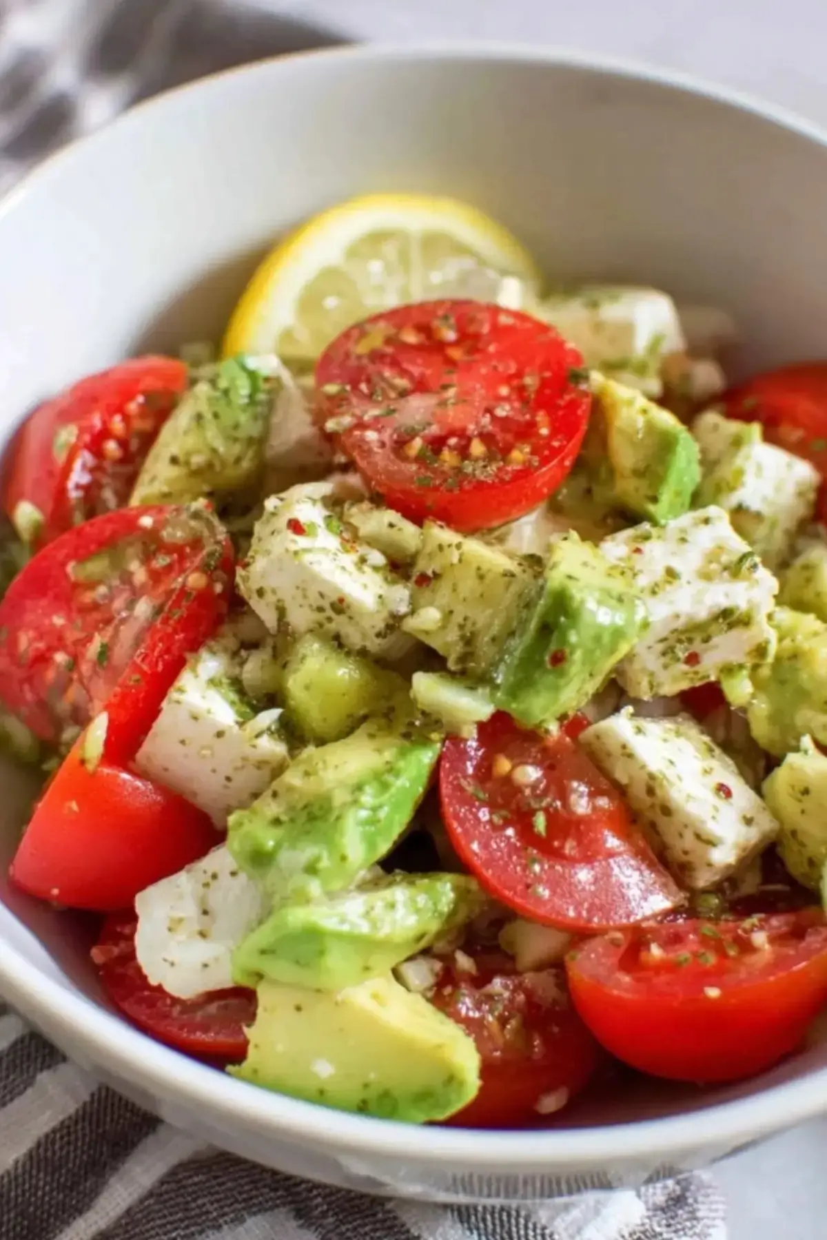 Avocado Salat mit Feta & Tomaten