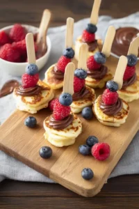 Beeren Pancake Spieße mit Schokoladencreme