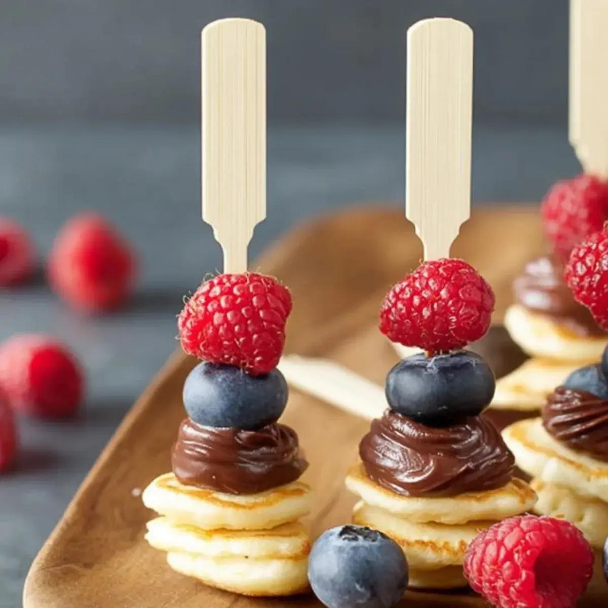 Beeren Pancake Spieße mit Schokoladencreme