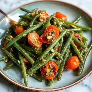 Blasenbildende grüne Bohnen mit Tomaten-Mandel-Pesto