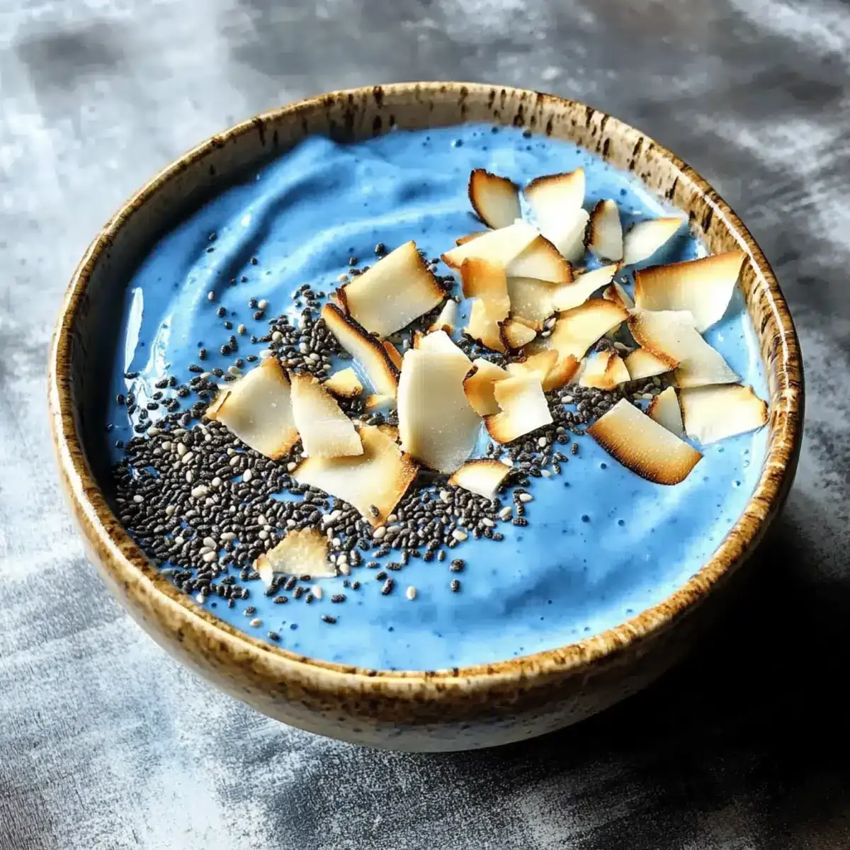 Blauer Kokosnuss-Smoothie-Bowl