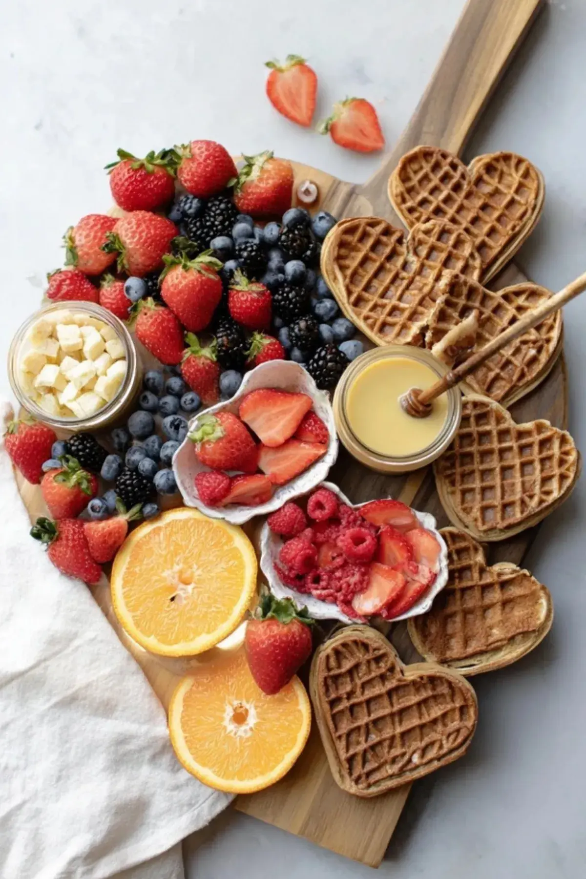 Brunch Board mit Herz Waffeln