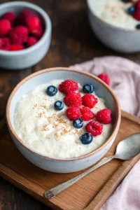 Zuckerfreier Dinkel Grießbrei mit Beeren