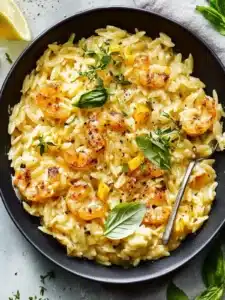 Ein-Pfanne Cremiger Mais-Orzo mit Garnelen