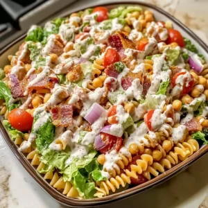 Einfacher proteinreicher BLT-Nudelsalat