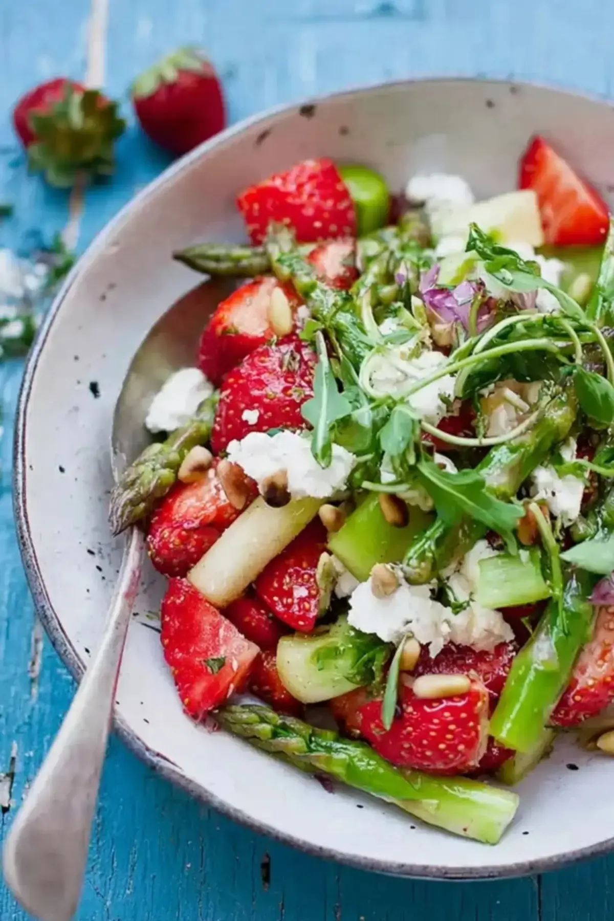 Erdbeer Spargel Salat mit Feta und Pinienkernen
