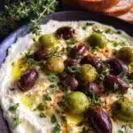 Feta Dip mit gerysteten Oliven schnelles Rezept