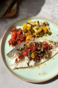 Fisch vom Blech mit mediterranem Gemüse