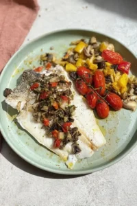 Fisch vom Blech mit mediterranem Gemüse