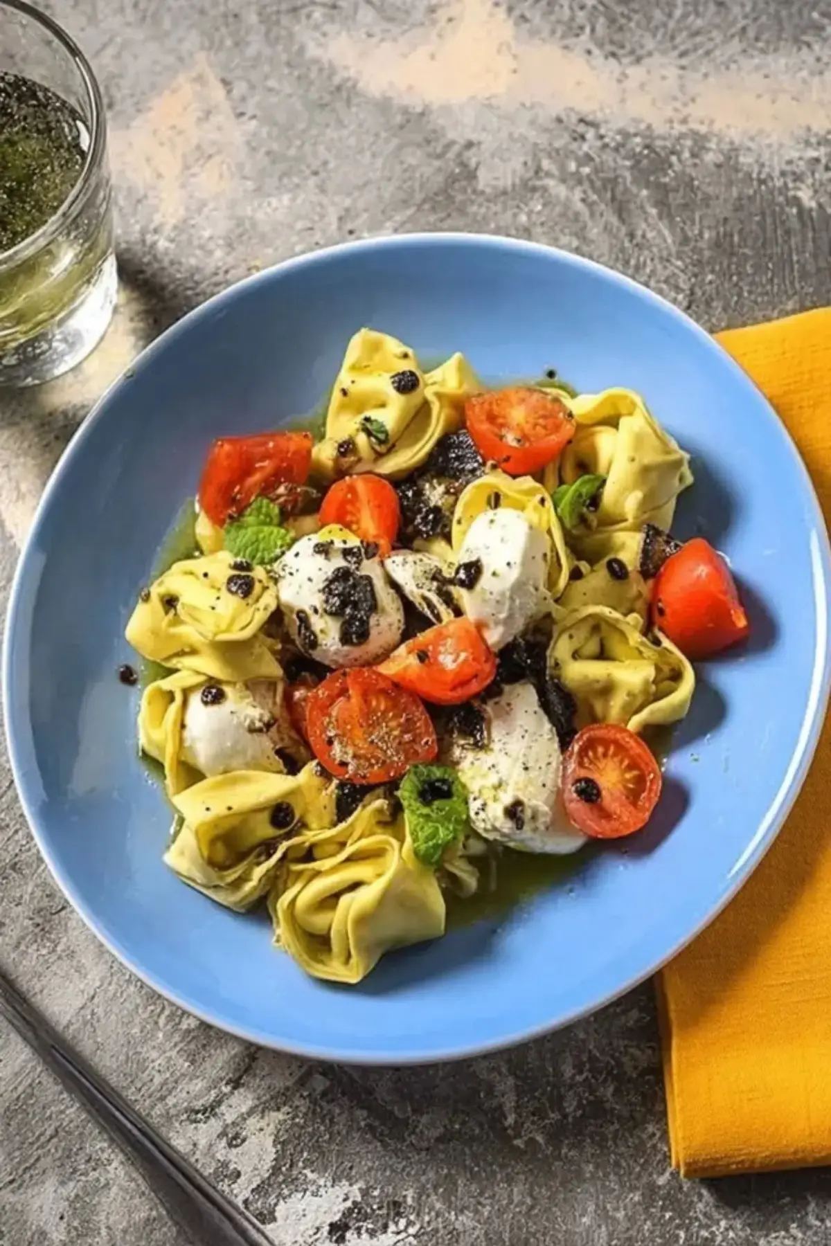 Frischer Tortellini Salat getoppt mit Mozzarella