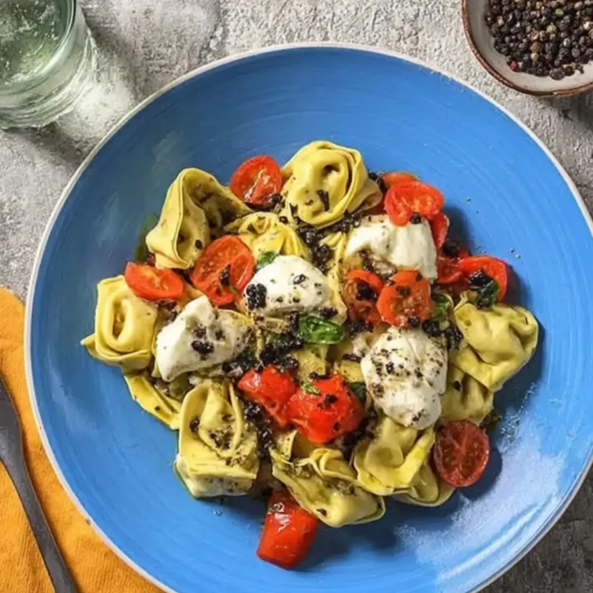 Frischer Tortellini Salat getoppt mit Mozzarella