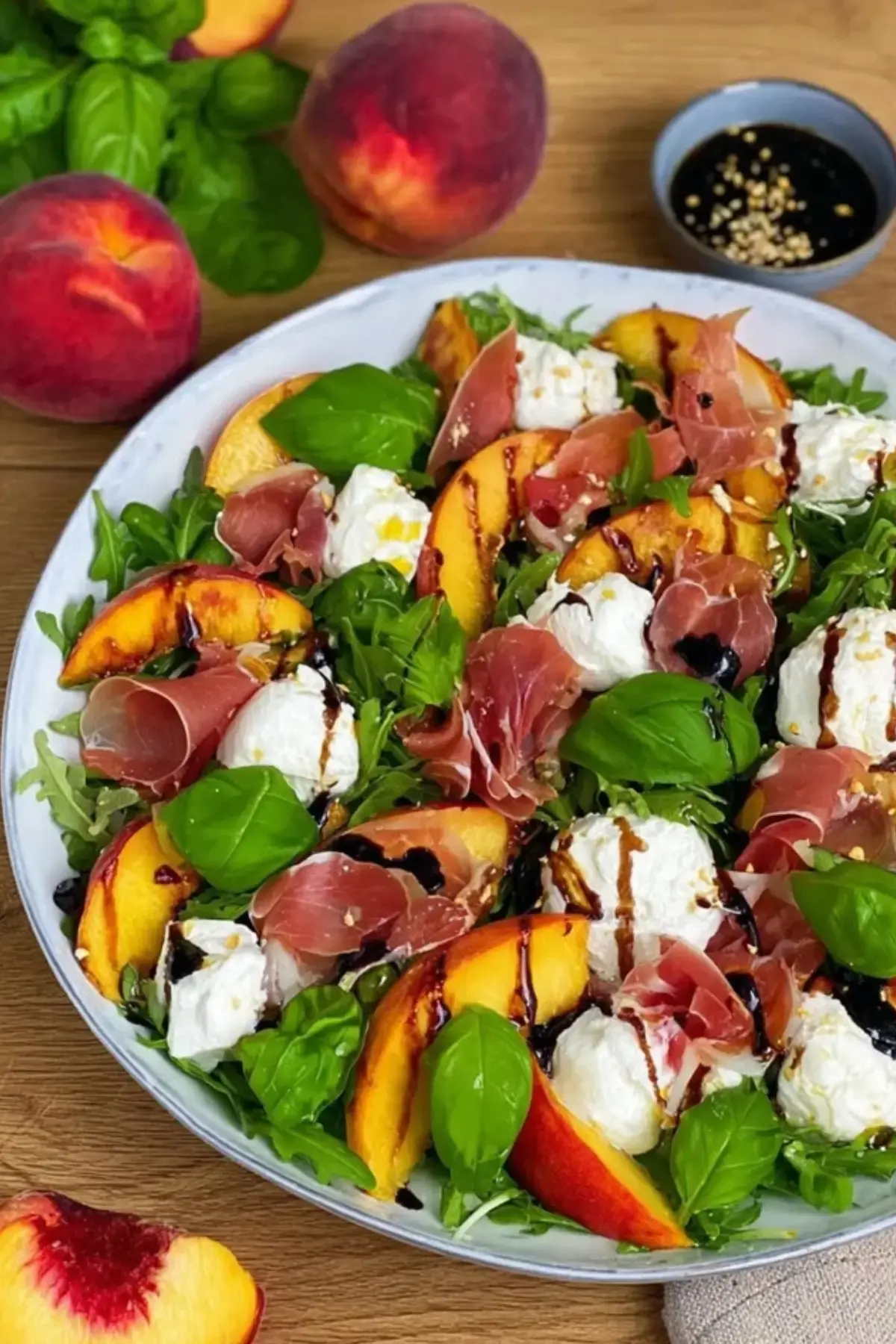 Gegrillter Pfirsich Salat mit Burrata und Serrano Schinken