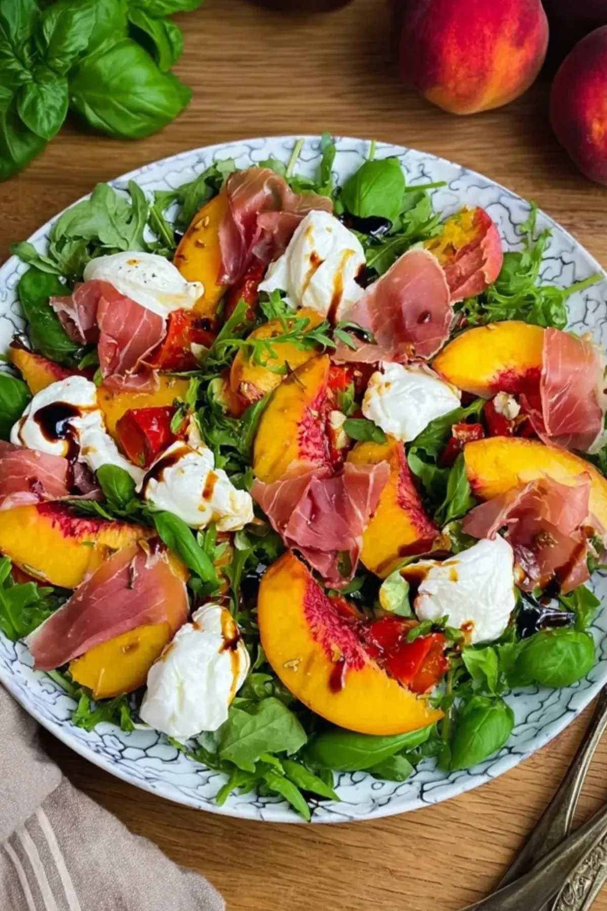 Gegrillter Pfirsich Salat mit Burrata und Serrano Schinken