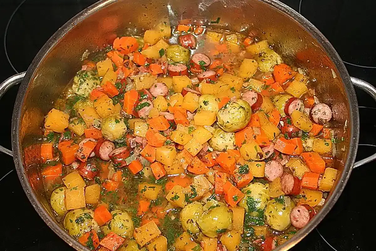 Gemüse Eintopf mit Mettwurst