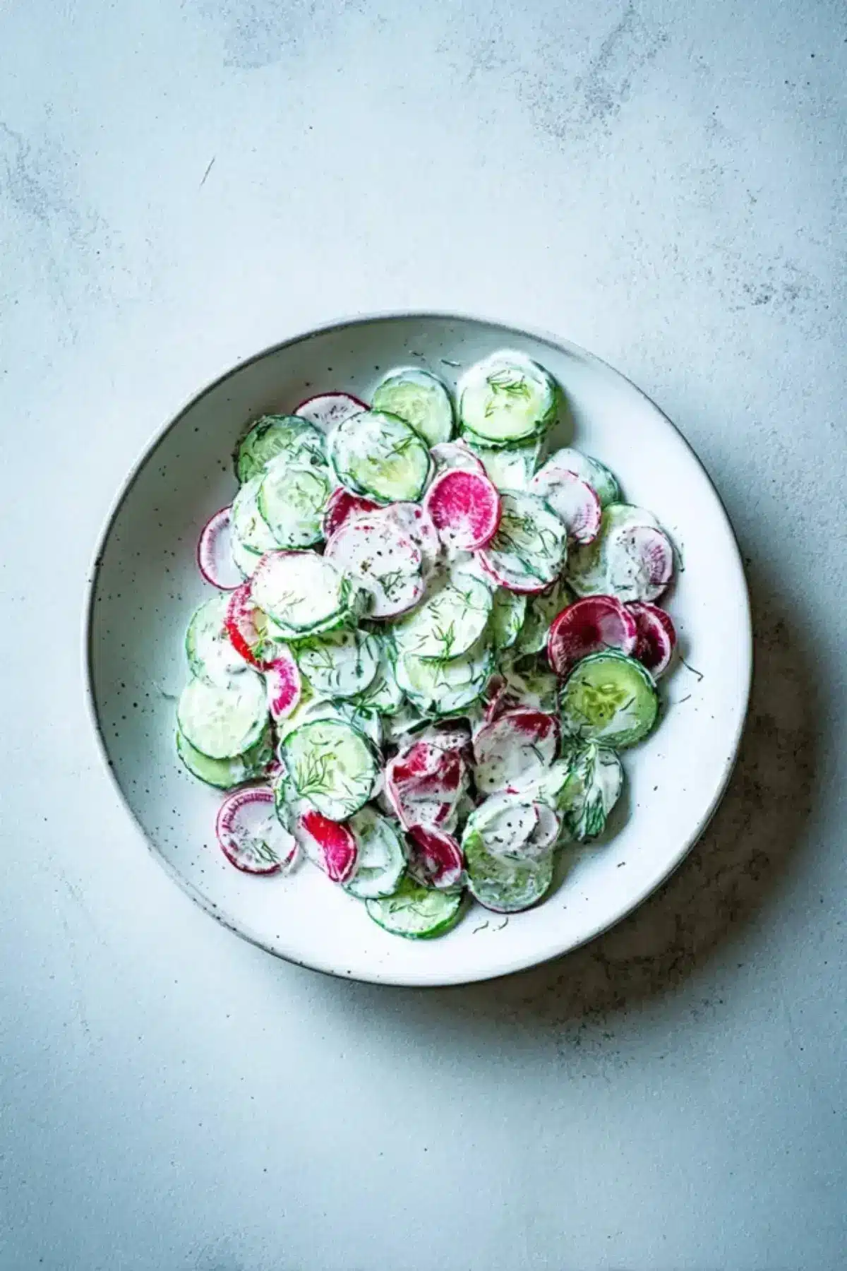 Gurken Radieschen Salat mit Sour Cream