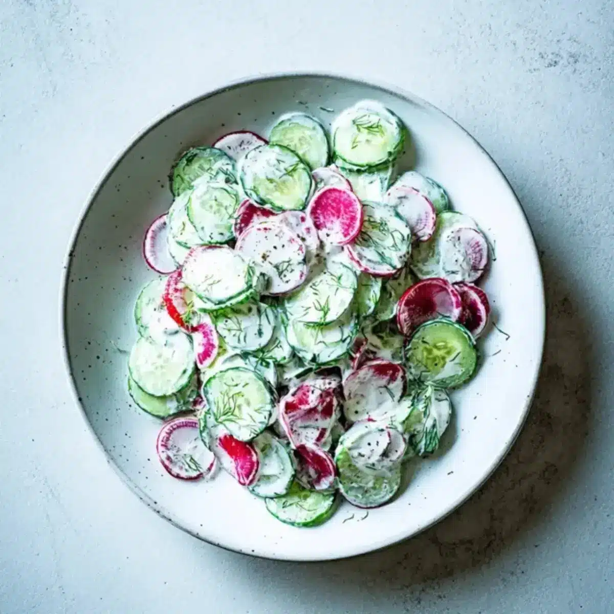 Gurken Radieschen Salat mit Sour Cream