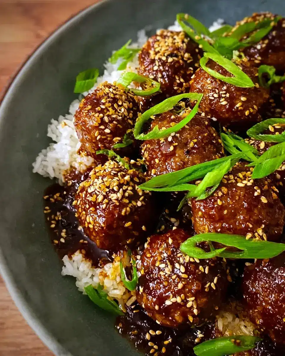 Hackfleischbällchen aus der Pfanne in Sesam-Teriyaki-Sauce