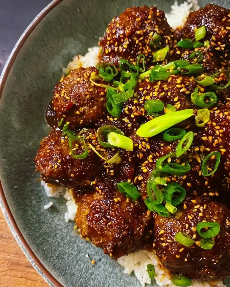 Hackfleischbällchen aus der Pfanne in Sesam-Teriyaki-Sauce
