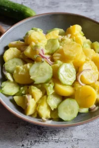 Kalorienarmer Kartoffelsalat mit Gurke und Brühe