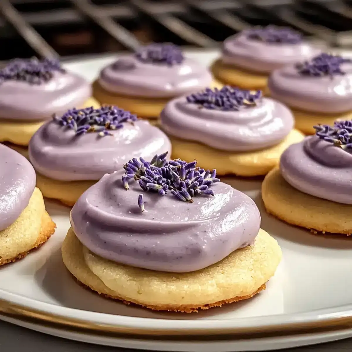 Kekse mit Lavendelglasur