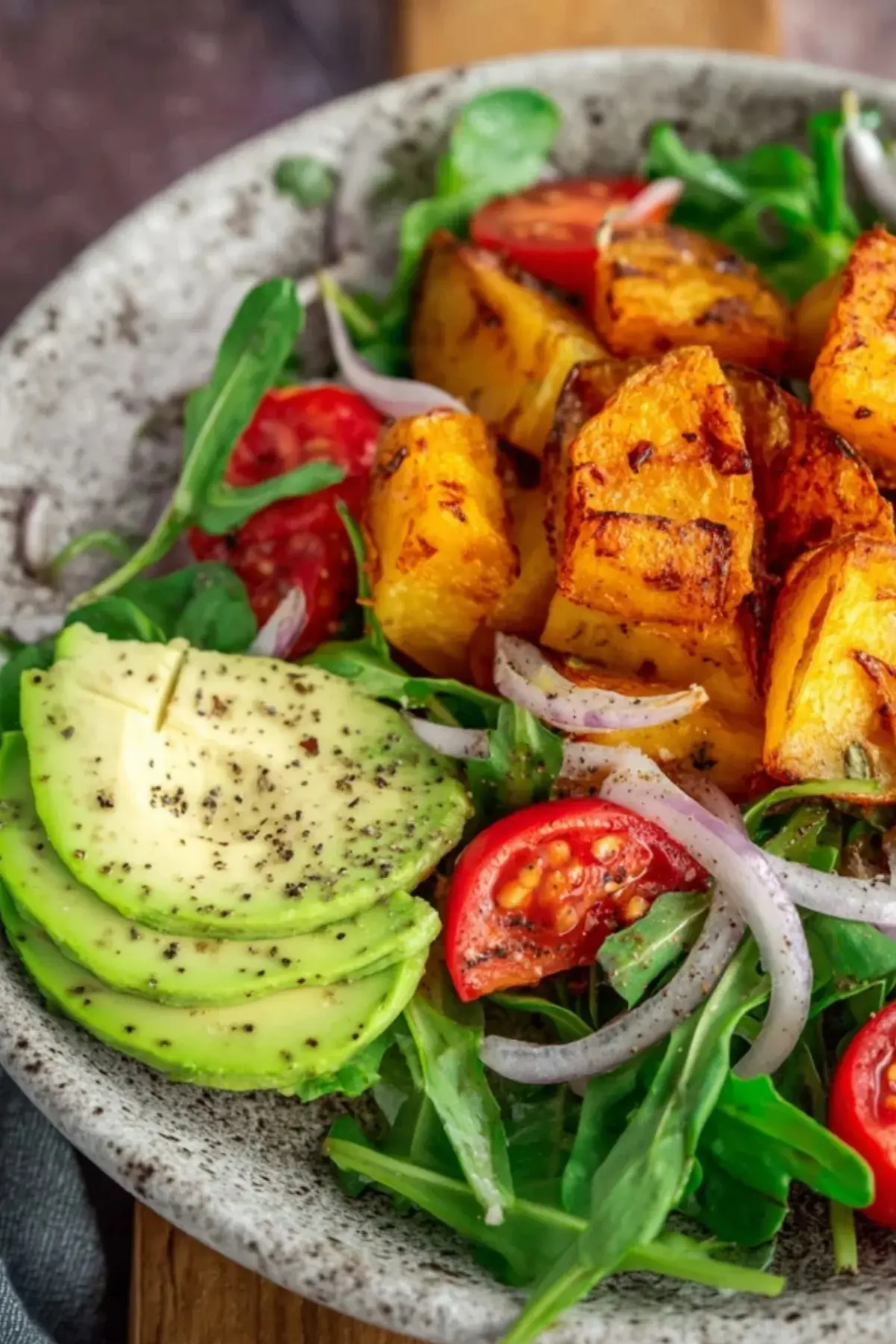 Knusprige Ofenkartoffeln mit Salat