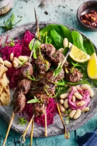 Lammspieße mit weißen Bohnen und Rote-Bete-Creme