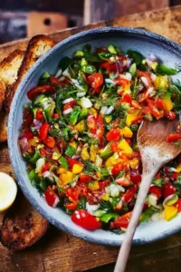 Frischer Löffelsalat mit Tomaten, Paprika und Gurke