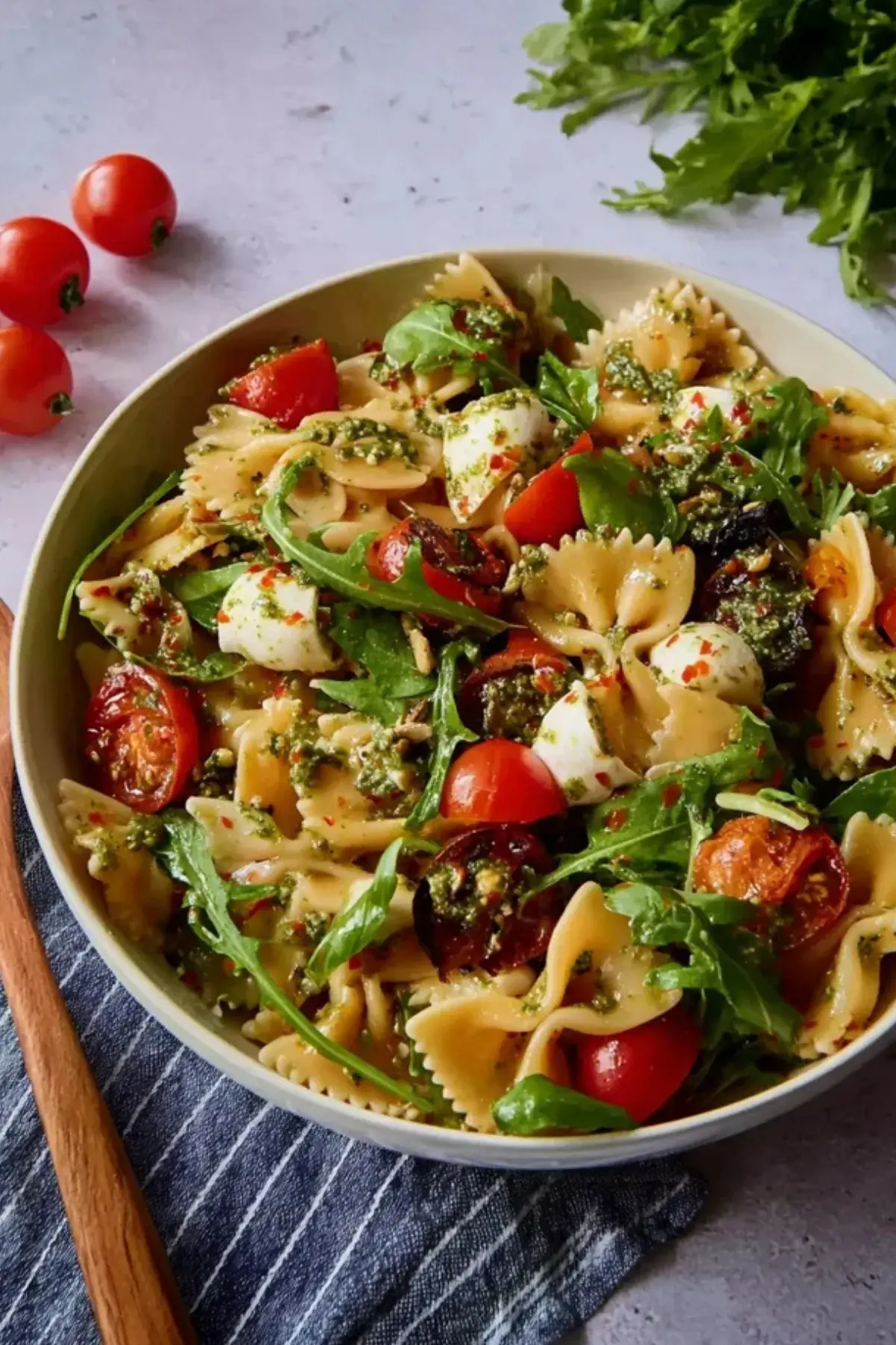 Mediterraner Nudelsalat mit Pesto