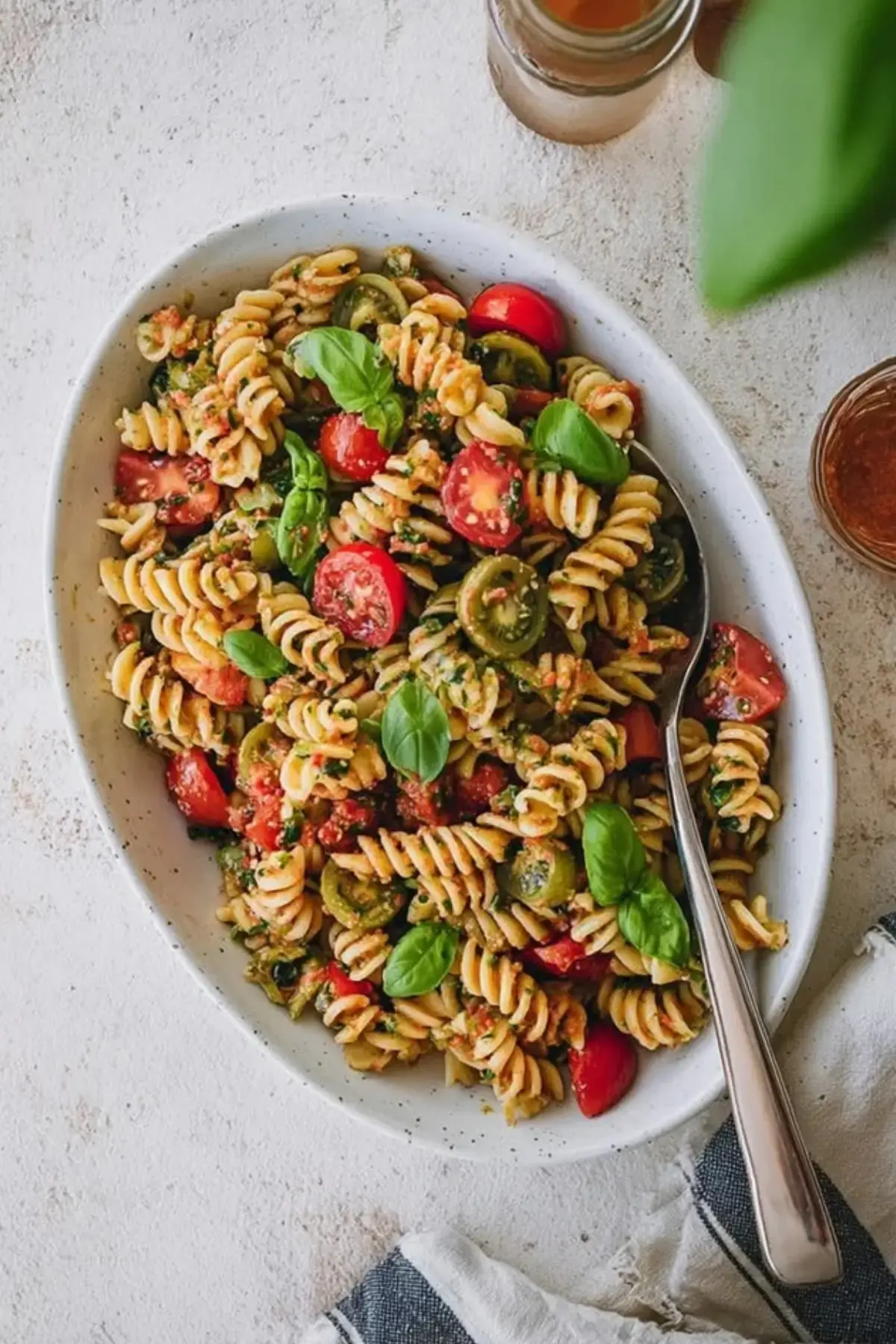 Nudelsalat mit rotem Pesto
