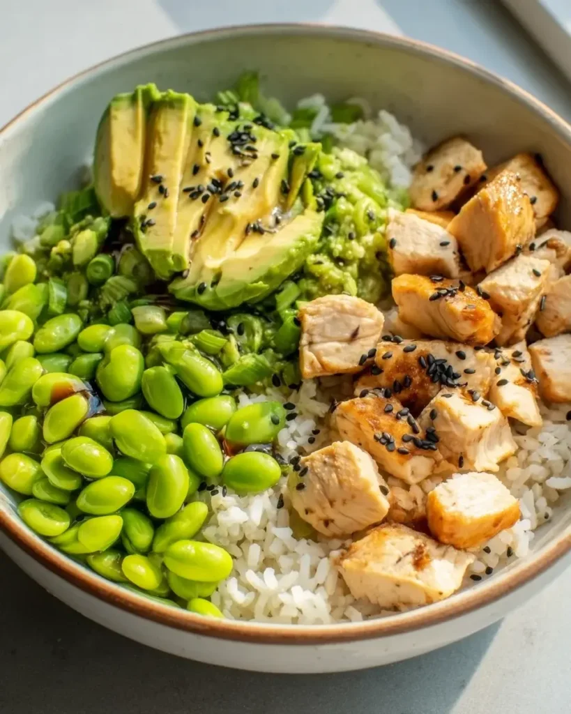 Protein Power Bowl: Hähnchen, Edamame & Avocado Rezept – Snackerra