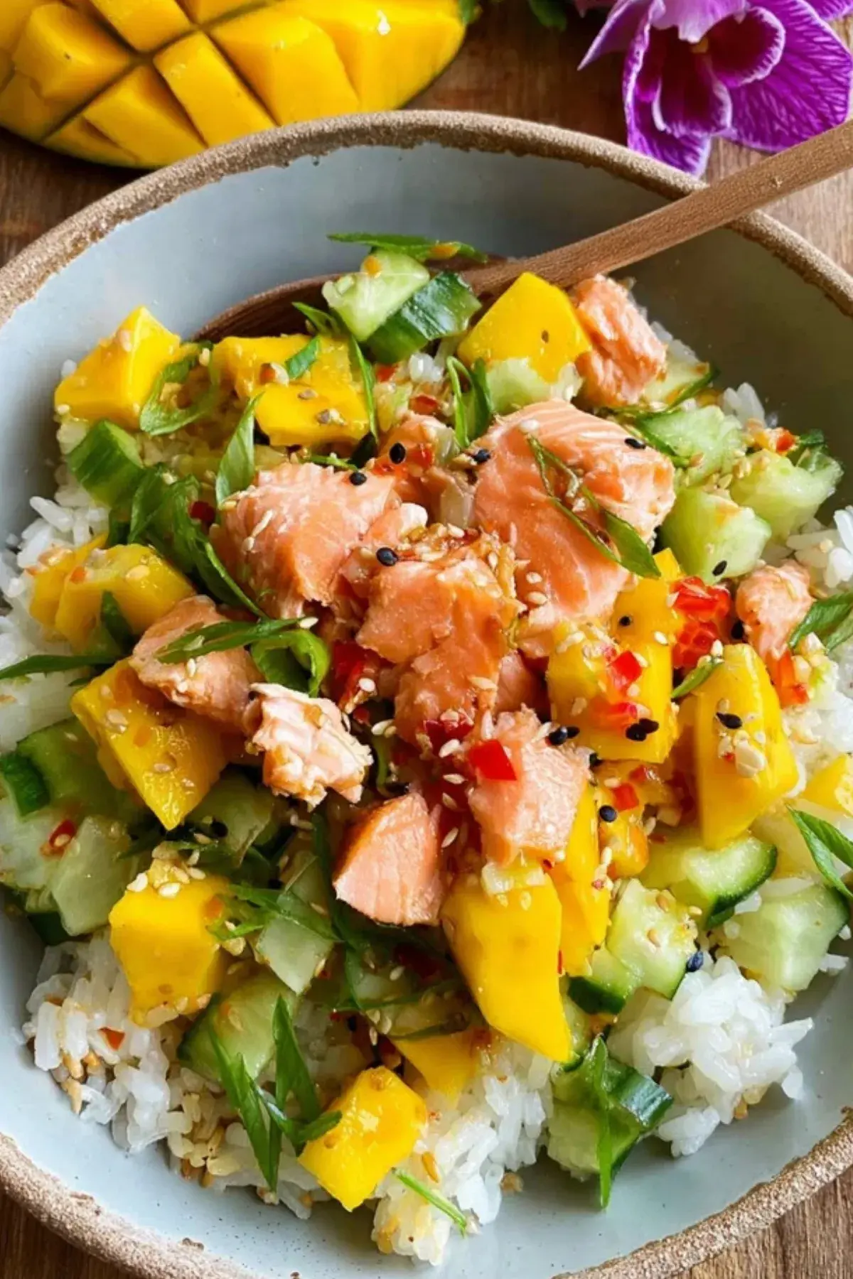 Reissalat mit Lachs und Mango