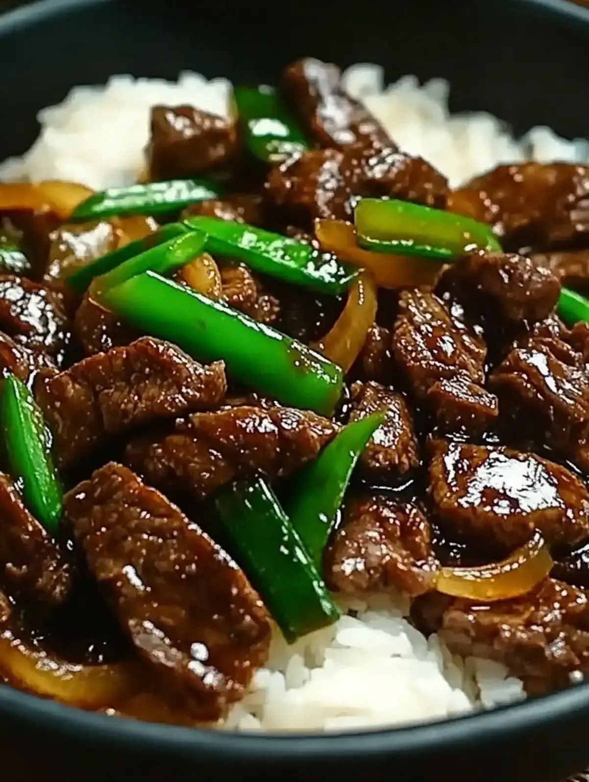 Saftiges Chinesisches Rindfleisch mit Zwiebeln Pfannengericht