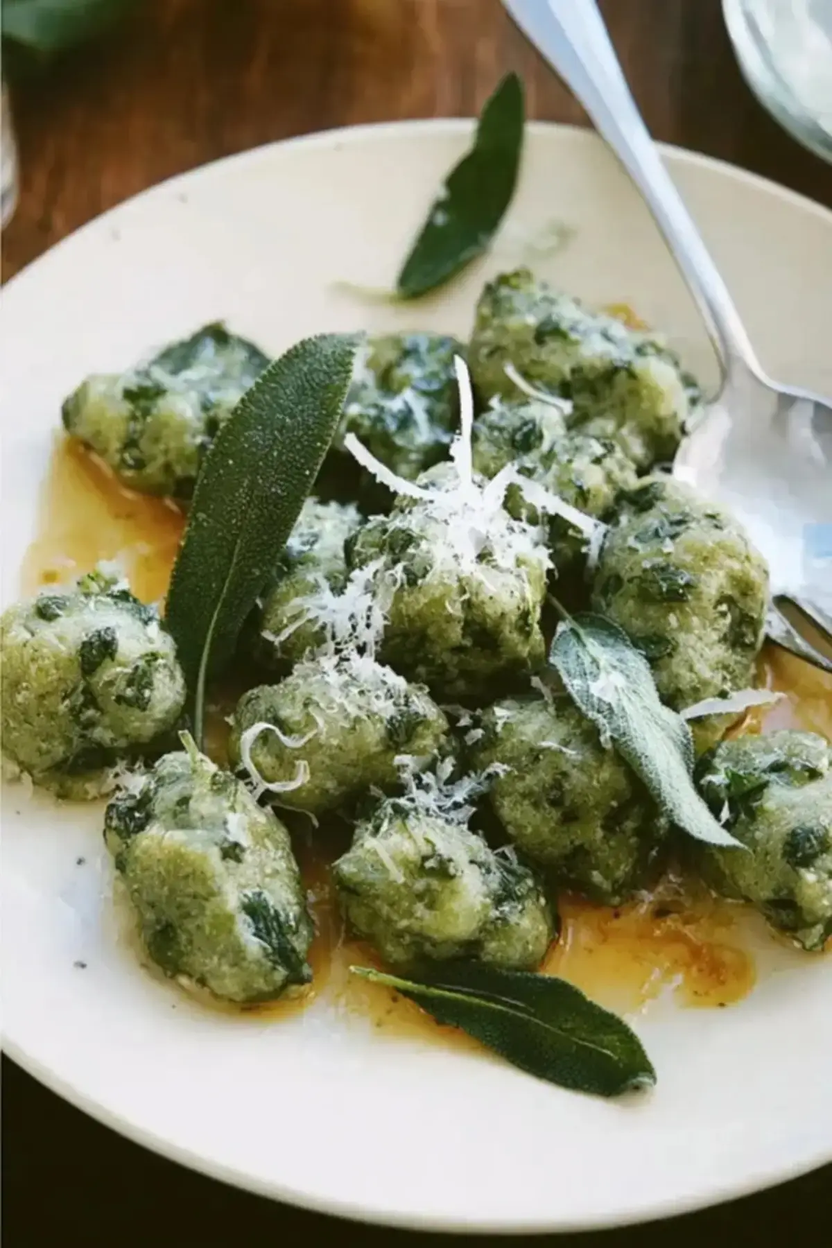 Salbei Nockerl mit Parmesan