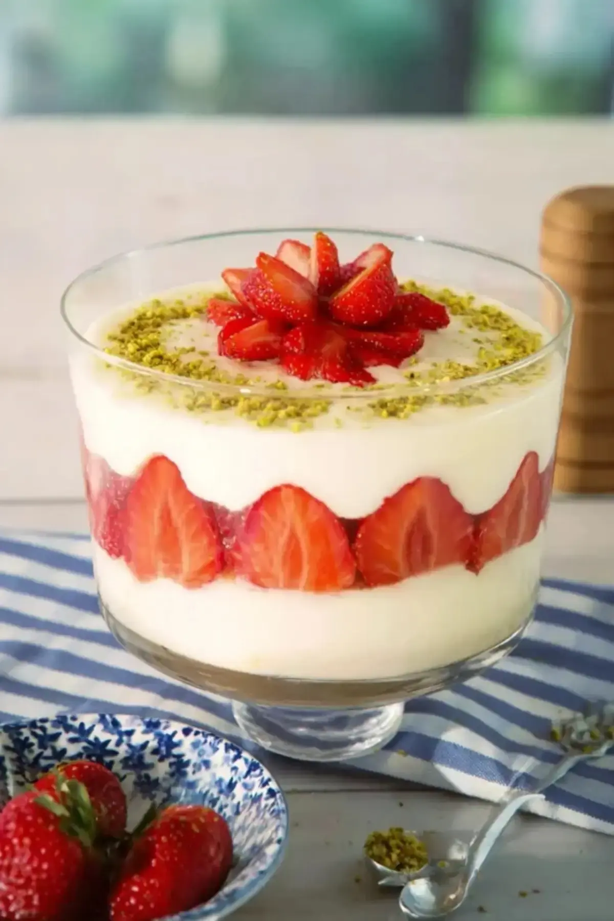 Schichtdessert mit Erdbeeren