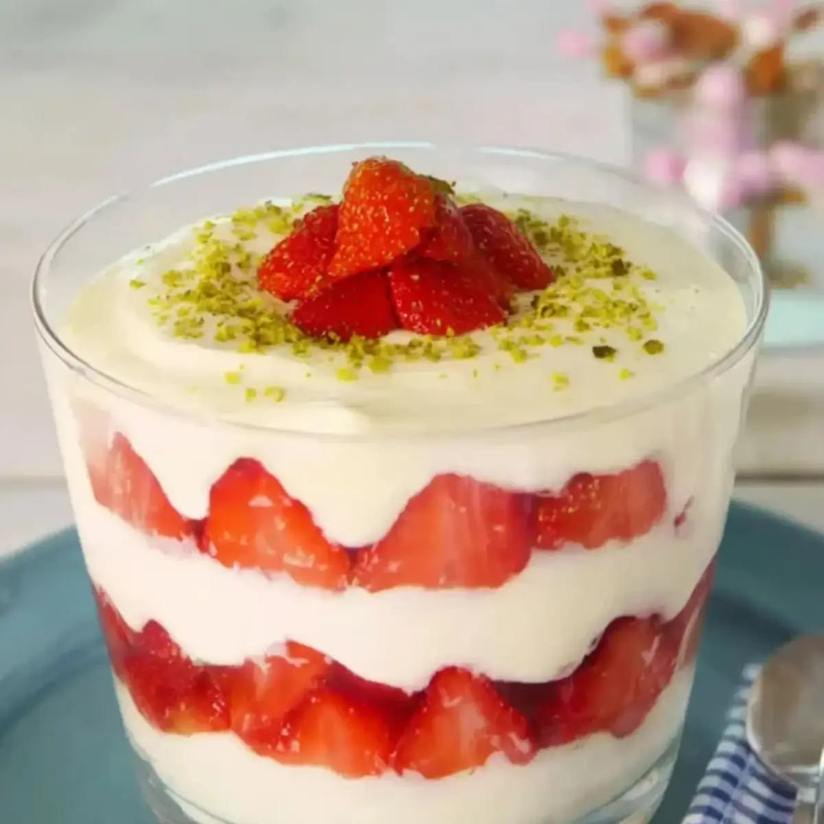 Schichtdessert mit Erdbeeren