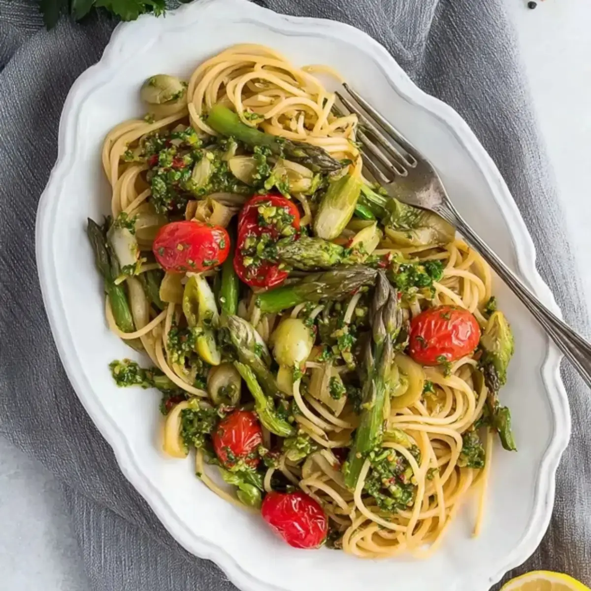 Spaghetti mit grünem Spargel und Gremolata