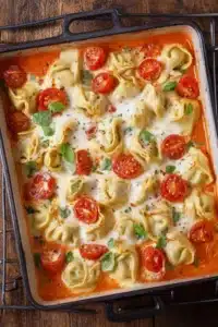 Cremiger Tortellini Auflauf mit Tomaten und Mozzarella