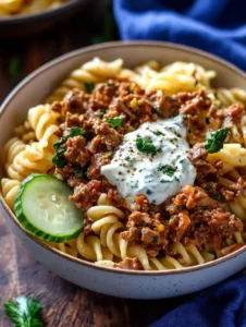 Türkische Pasta mit Hackfleisch und Joghurt-Sauce