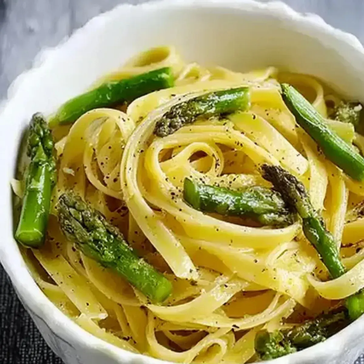 Zitronennudeln mit grünem Spargel