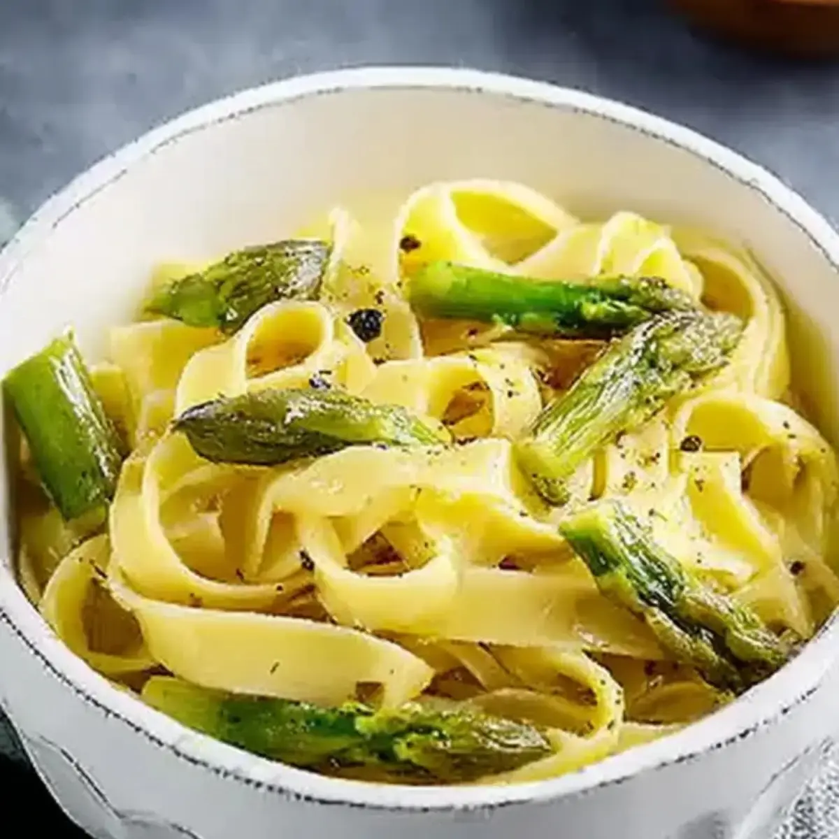 Zitronennudeln mit grynem Spargel