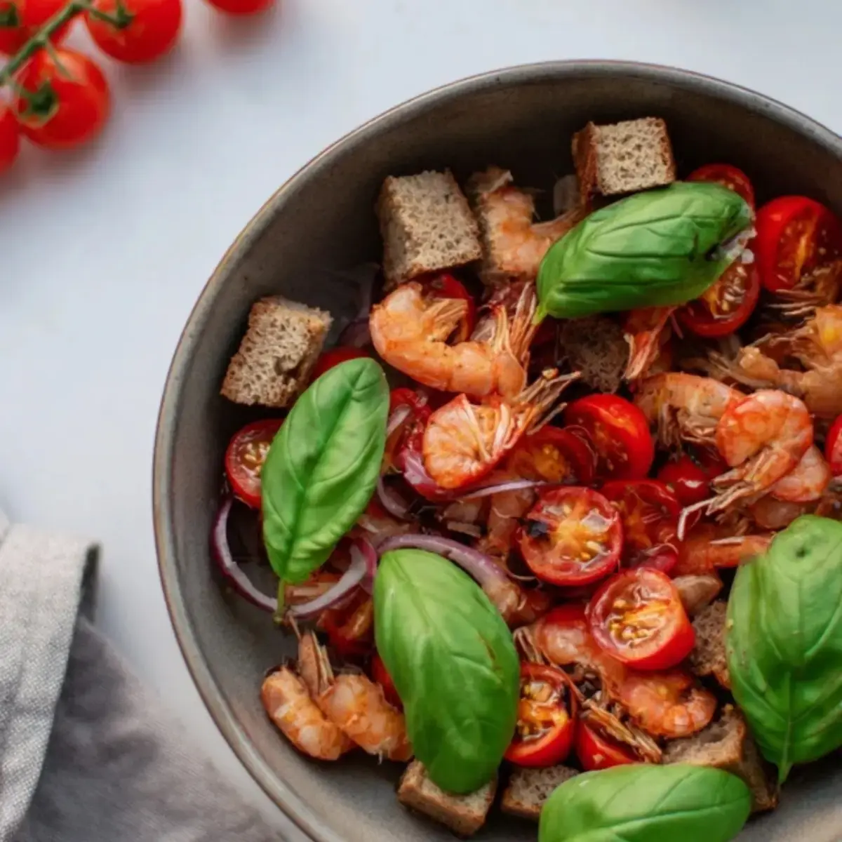sommerlicher Brotsalat mit Tomaten
