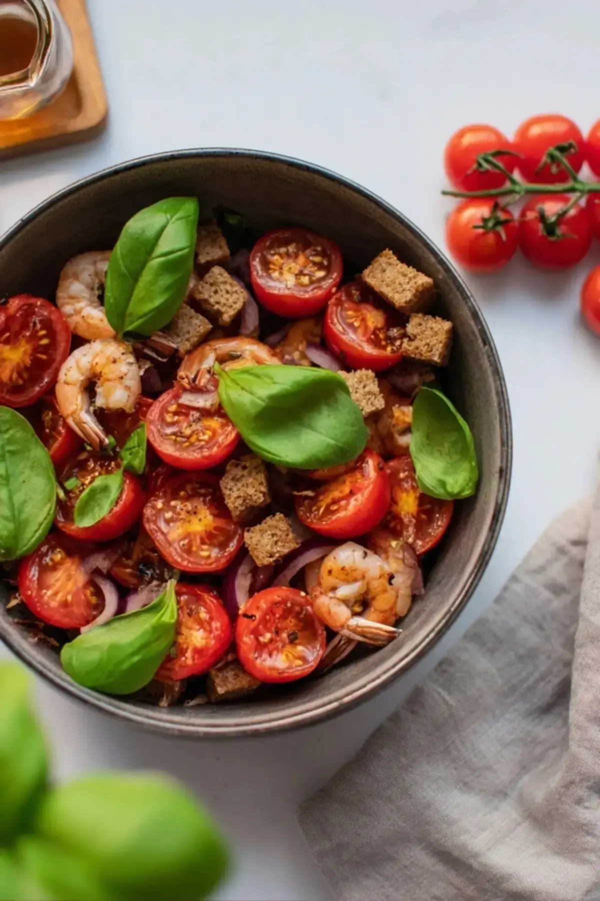 sommerlicher Brotsalat mit Tomaten