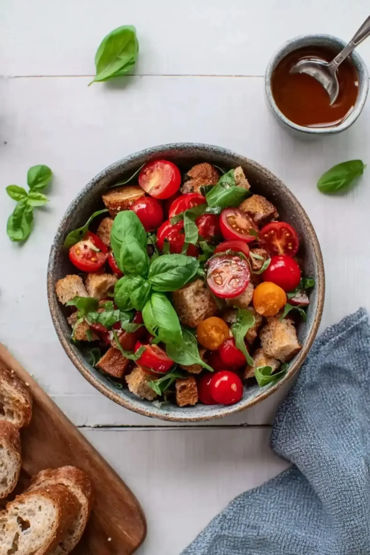 sommerlicher Brotsalat mit Tomaten