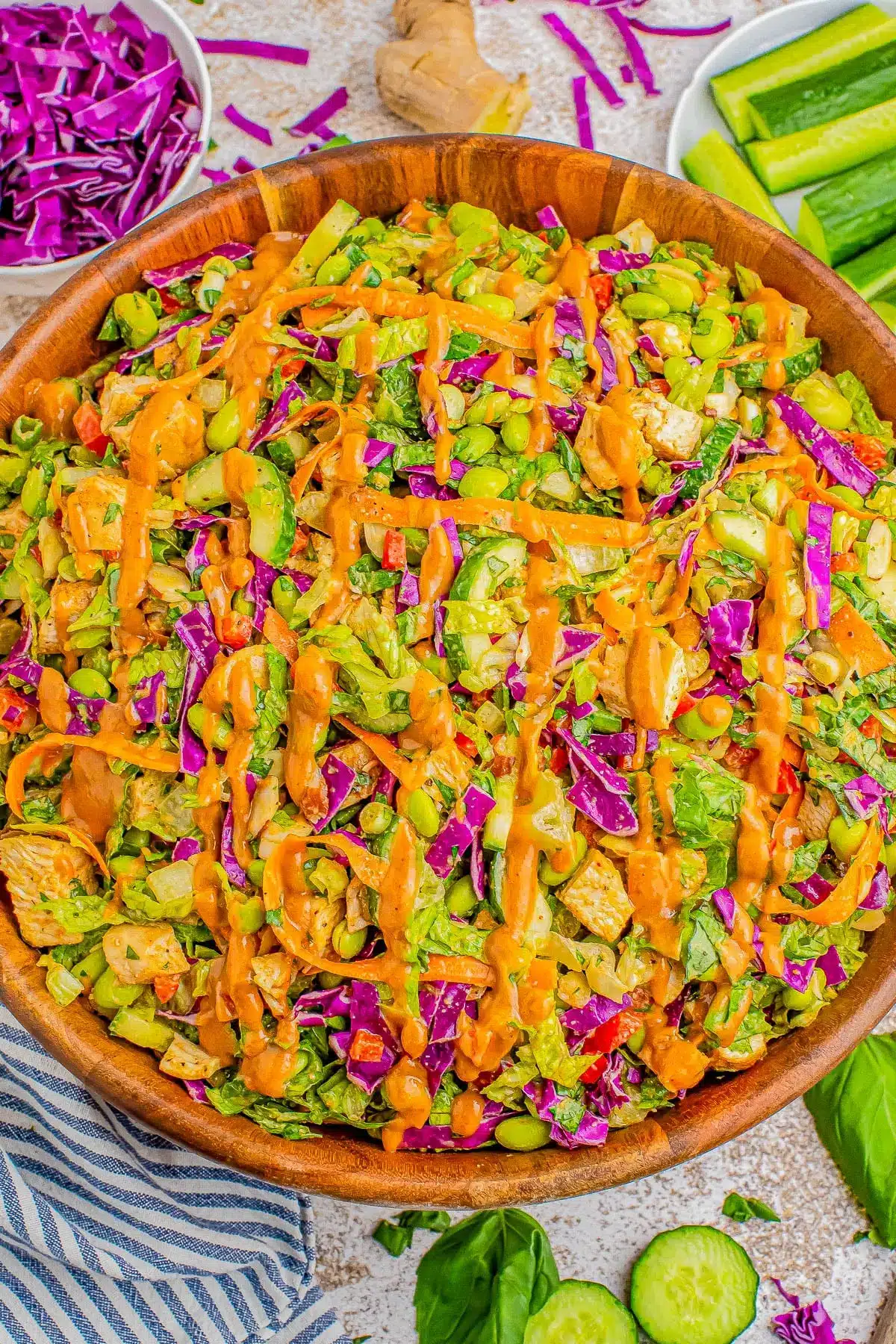 Asiatischer Erdnuss Hähnchen Salat
