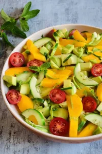 Erfrischender Avocado Salat mit Mango