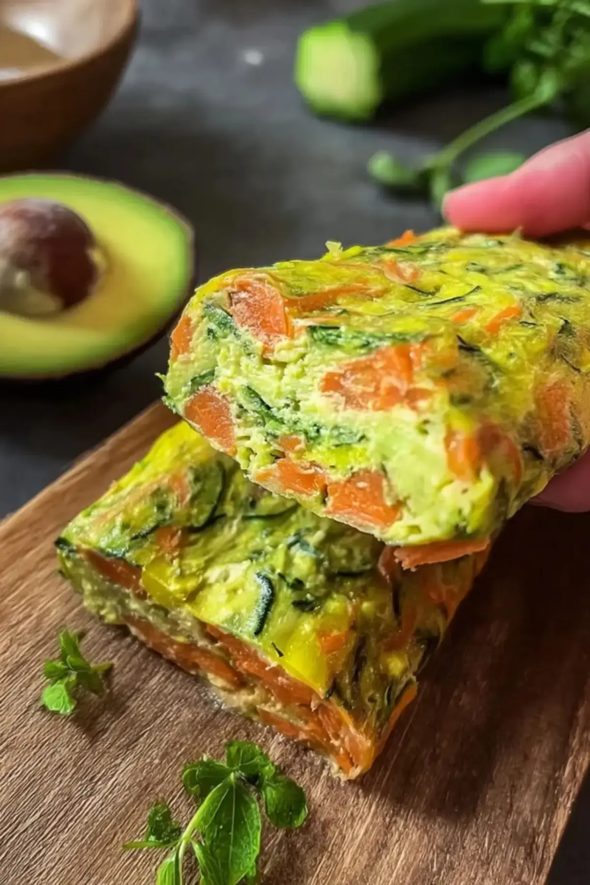 Gesunde Gemüserolle mit Avocadocreme