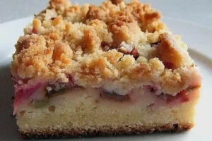 Klassischer Rhabarber-Streuselkuchen